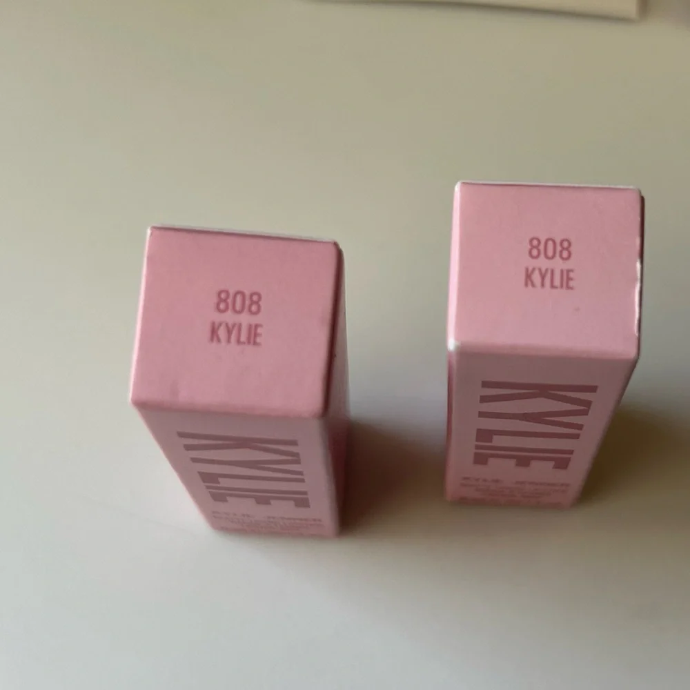 Kylie Cosmetics Deluxe Bundle - Picture 2 of 5